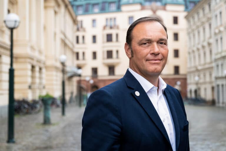 En man i blå kostym.