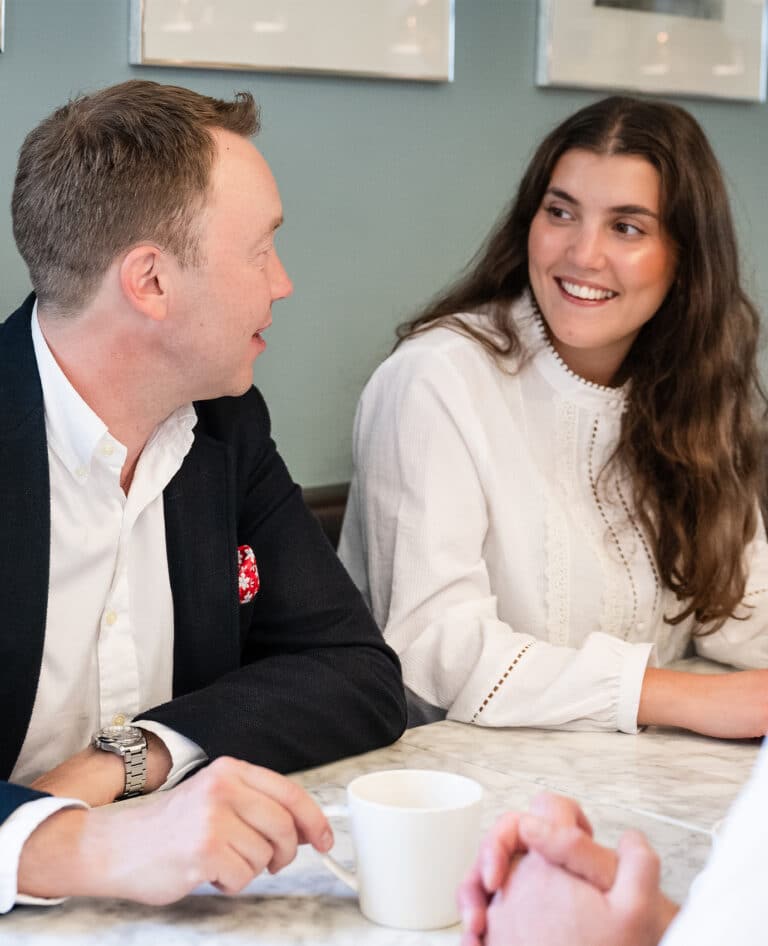 Man och kvinna sitter i en konversation.