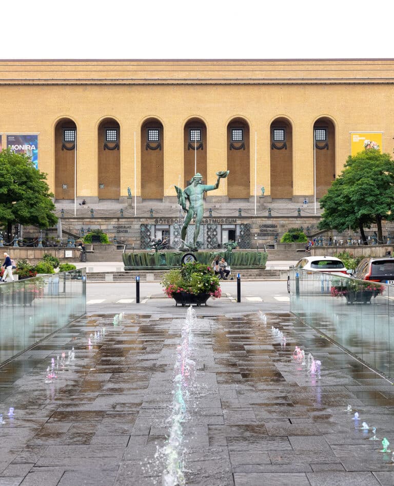Fontän framför en stor byggnad.
