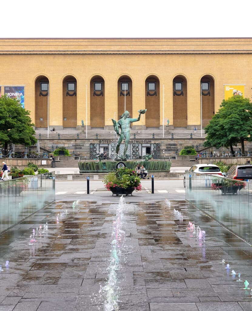 Fontän framför en stor byggnad.