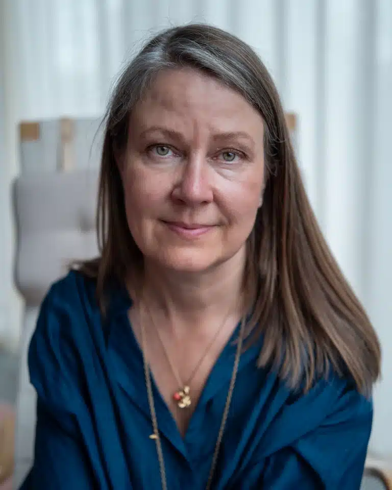 Kvinna som ler mot kameran
