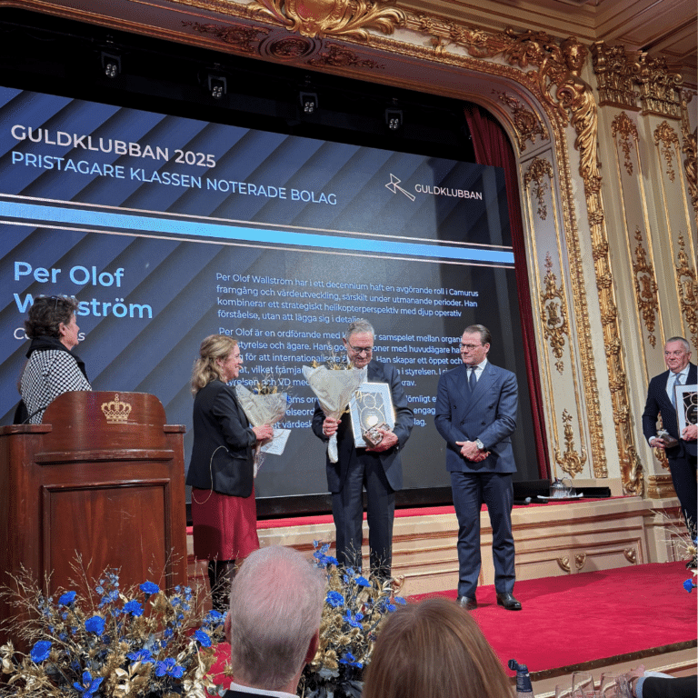 Prisutdelning, Män i kostym står på scen och tar emot pris