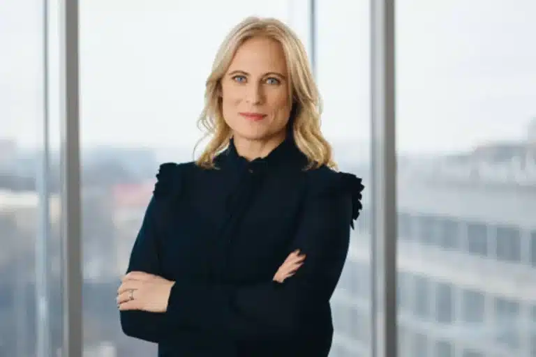 kvinna i svart blus tittar in i kameran