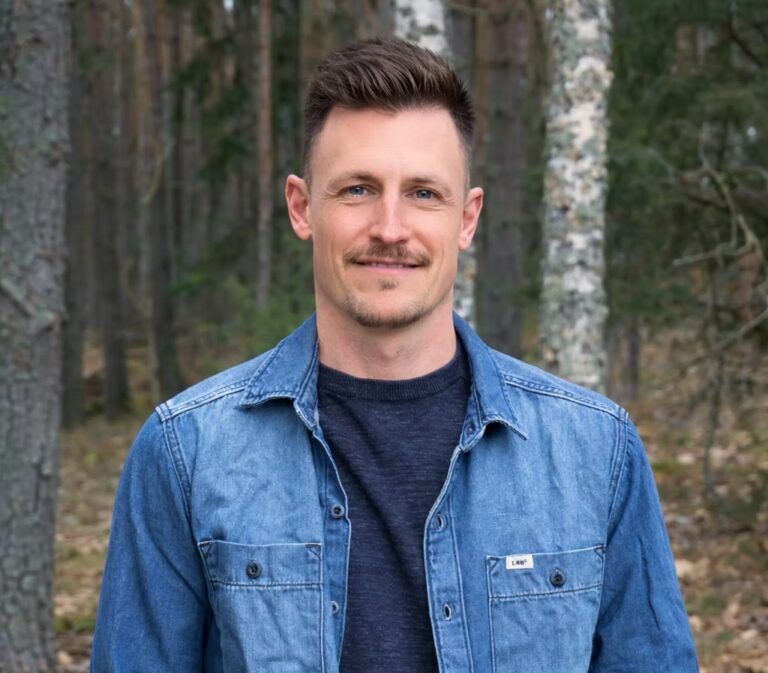 Portätt på Luke Bach, samarbetspartner för Novare i hållbart ledarskap