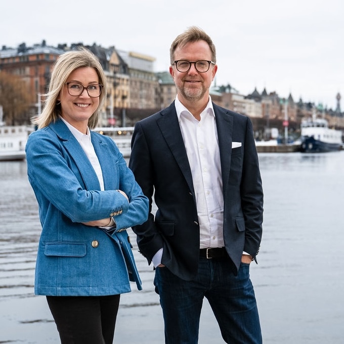 En kvinna och en man framför Nybroviken