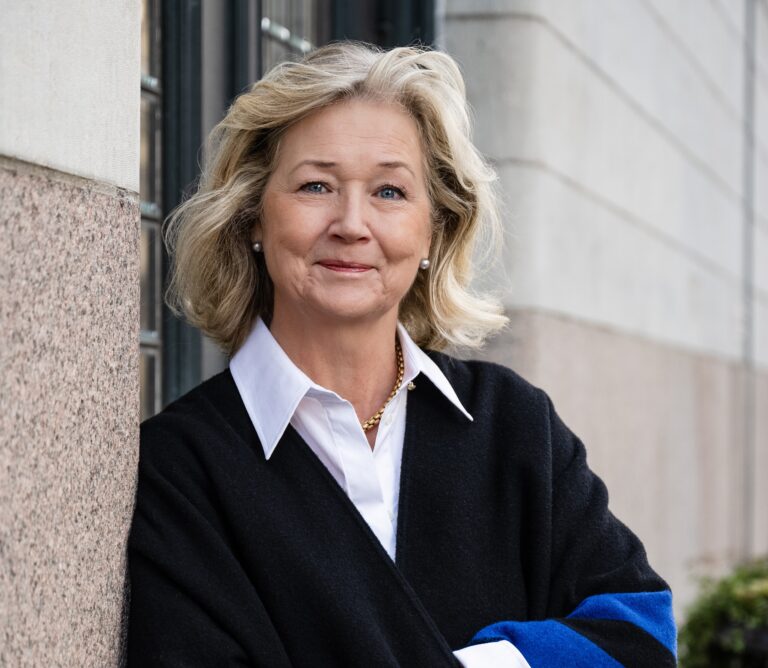 Porträtt utomhus på Marie-Louise Kjellström ansvarig Novares styrelseutbildningar